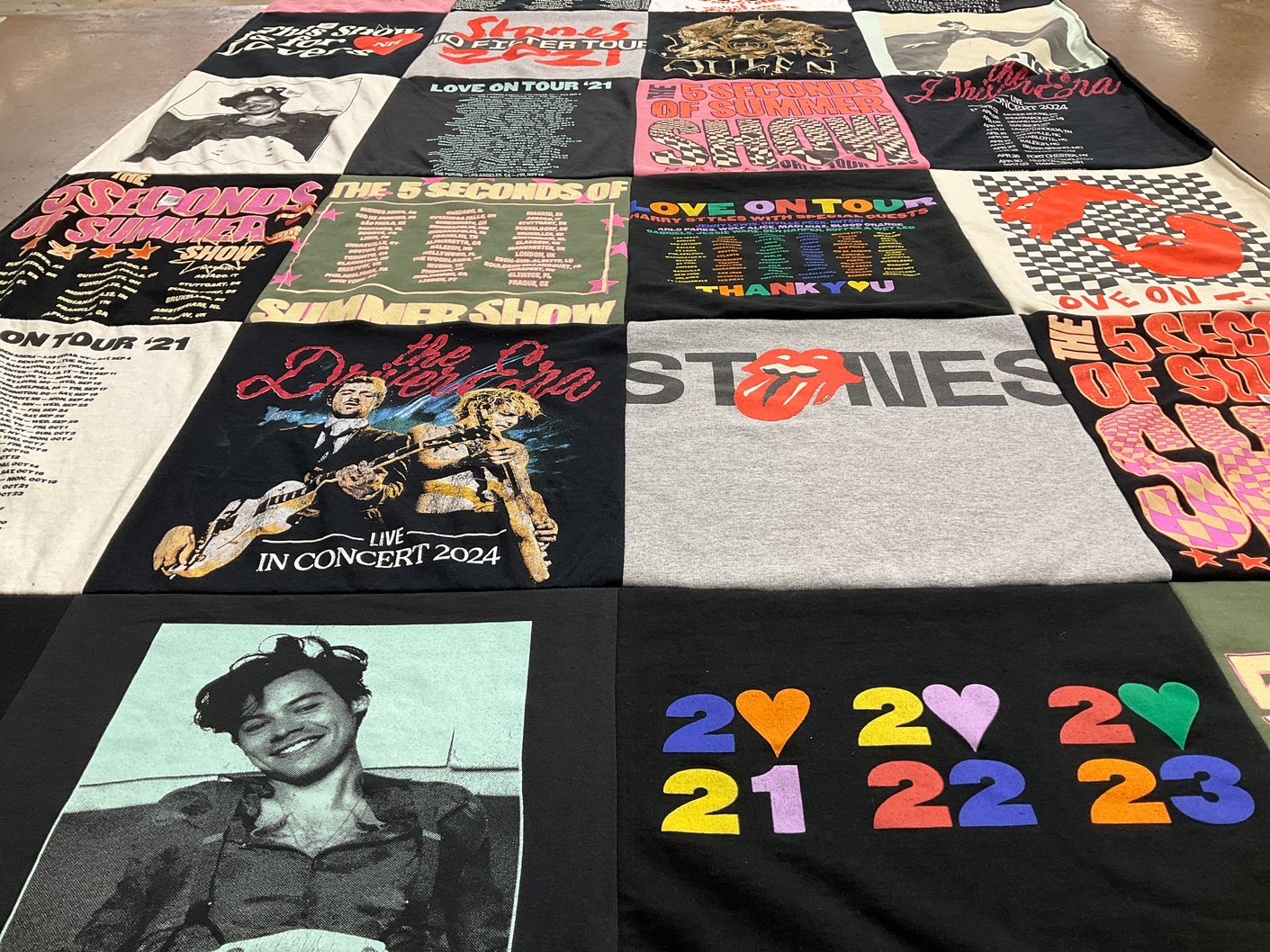 T-shirt quilt with music, concerts themes by Clara from MI