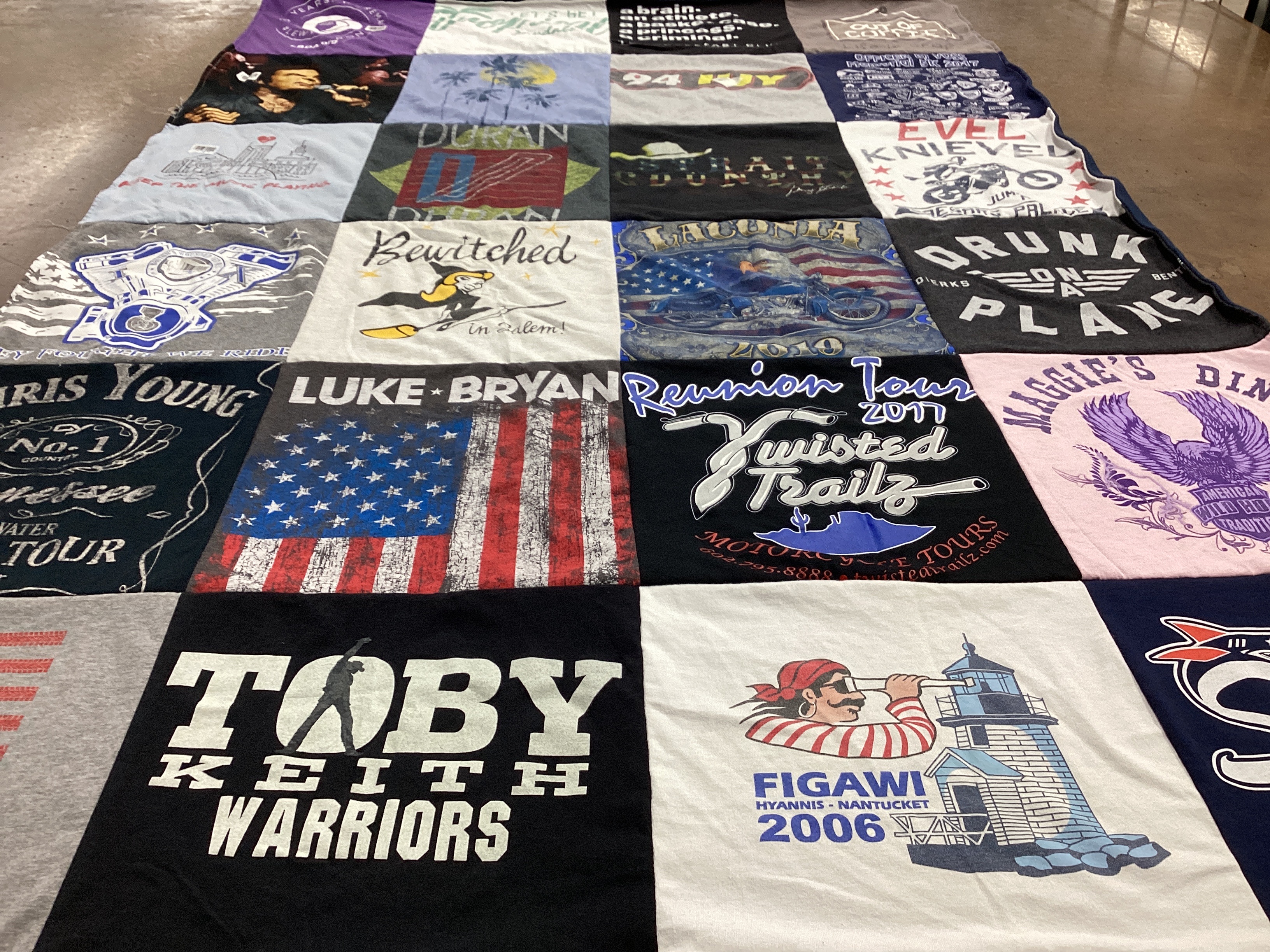 T-shirt quilt with country music, concerts themes by MELODY from MA