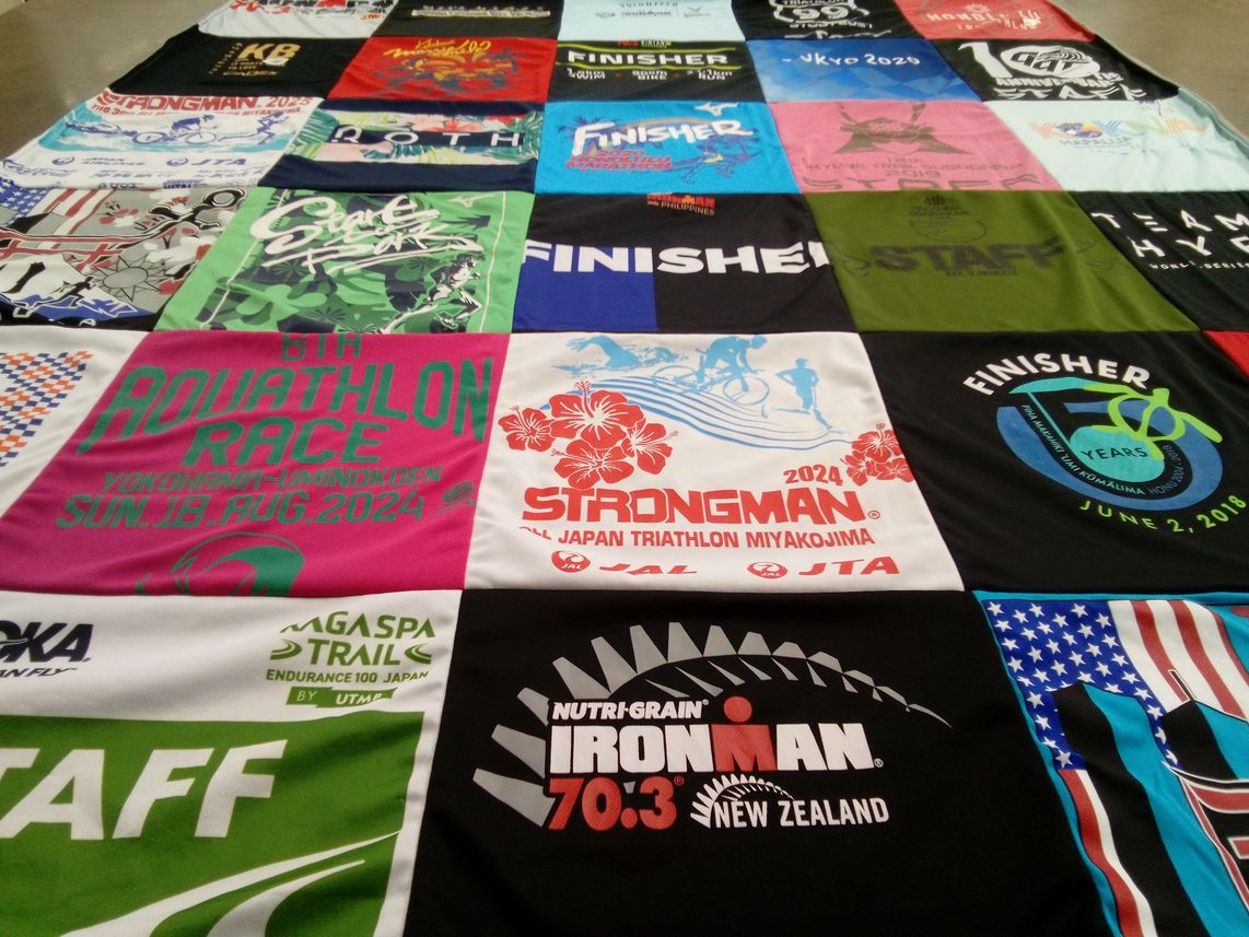T-shirt quilt with triathlon, endurance sports themes by Suzuki from AP