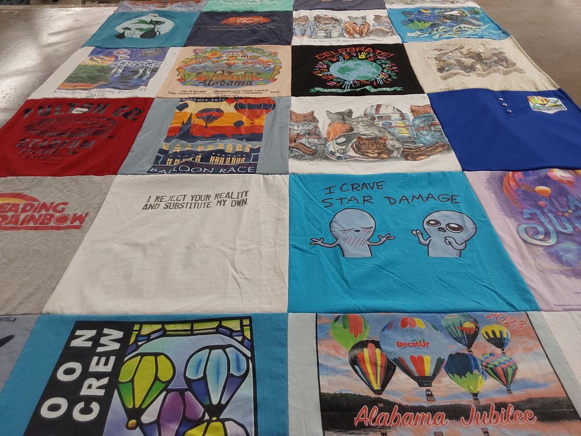 T-shirt quilt with ballooning, art themes by Lynn from AL