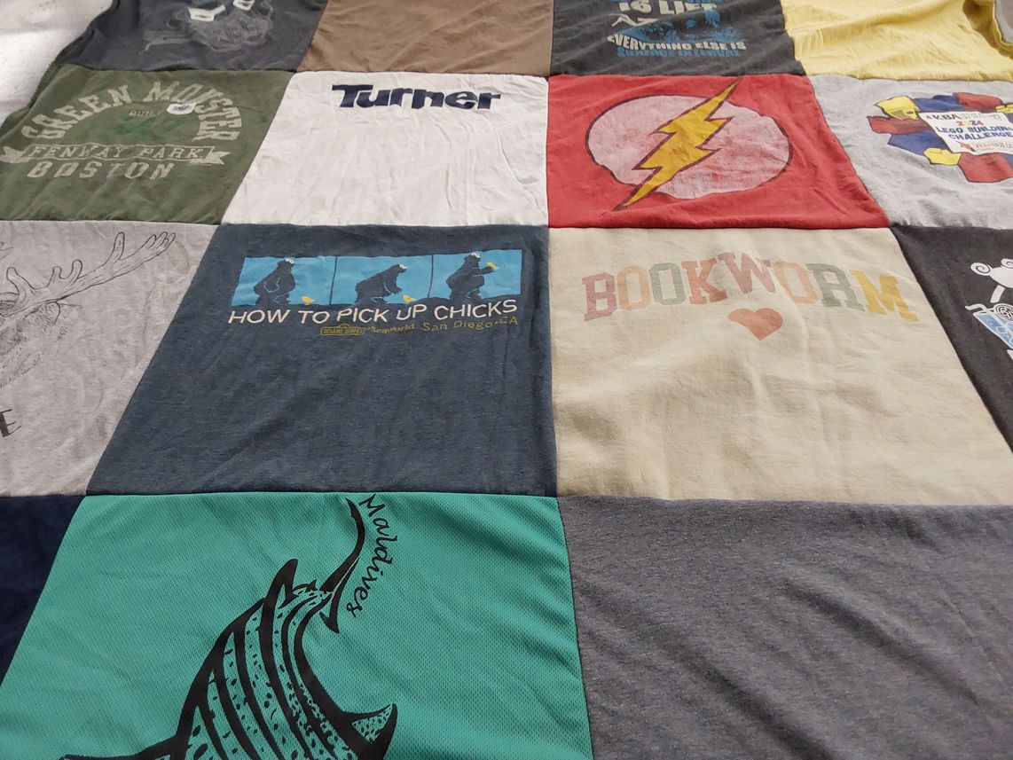 T-shirt quilt with reading, traveling themes by ROCCO from WA