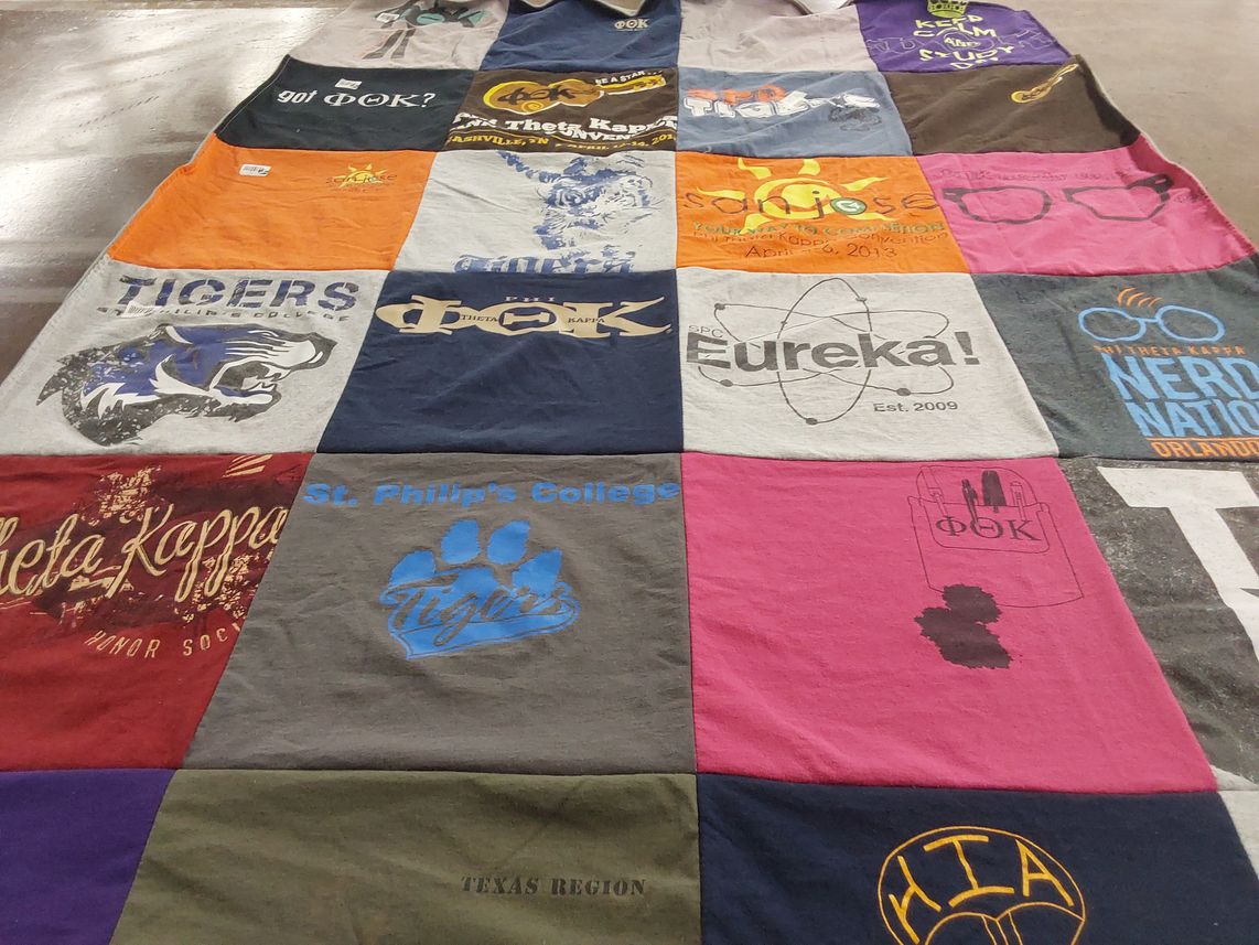 T-shirt quilt featuring tigers by Dessire from TX