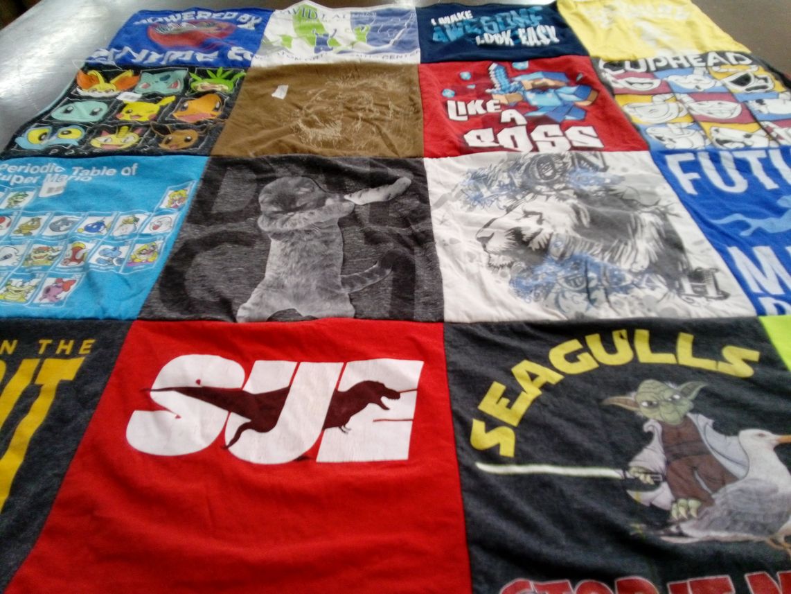 T-shirt quilt with video games, animated series themes by Leslie from IL