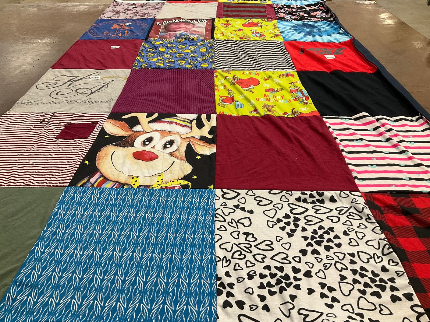 T-shirt quilt with holidays, christmas themes by Rosa from CT