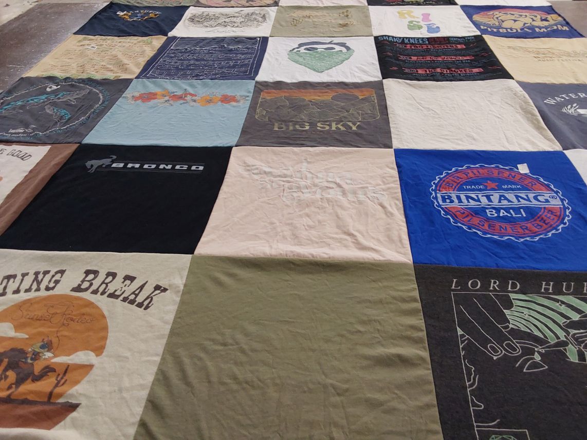 T-shirt quilt with travel, beer themes by Kirsi from GA