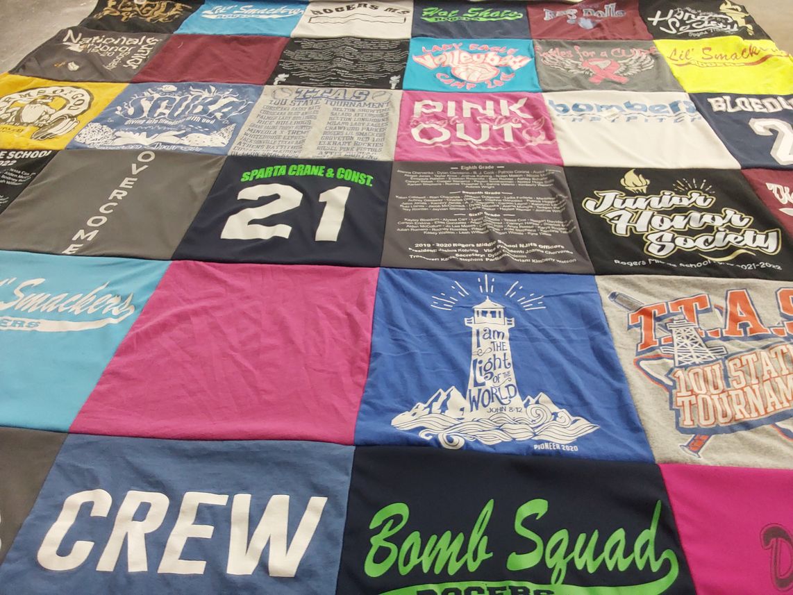 T-shirt quilt from rogers middle school by Jamiesue from TX