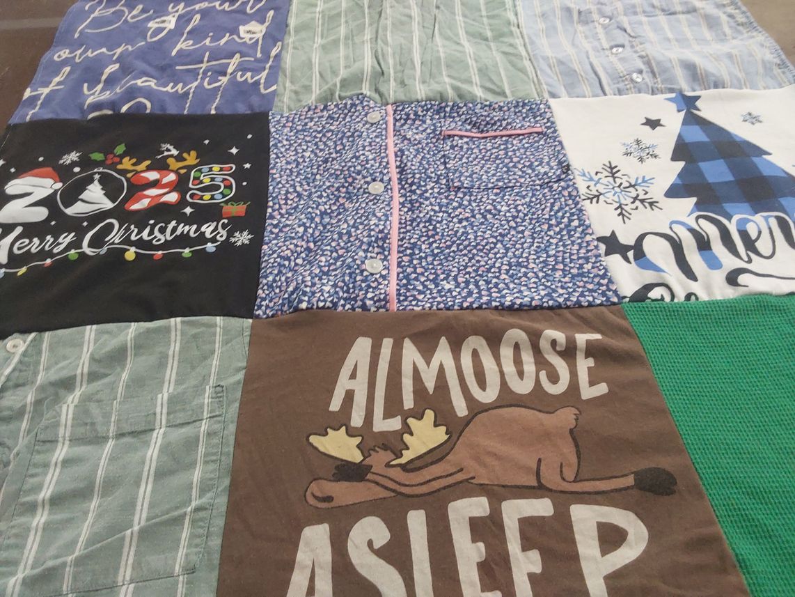 T-shirt quilt with holidays, christmas themes by Lacy from AR