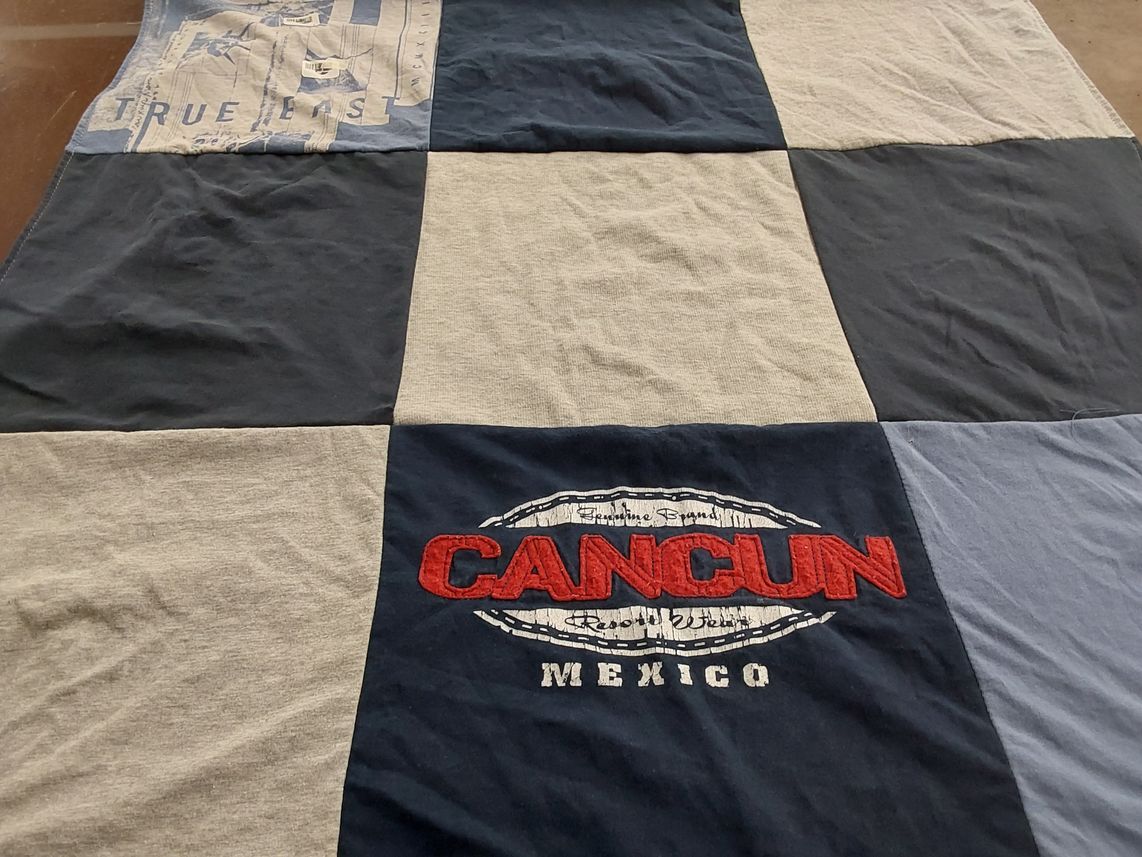 T-shirt quilt with travel, beaches themes by Kei-lah from MD