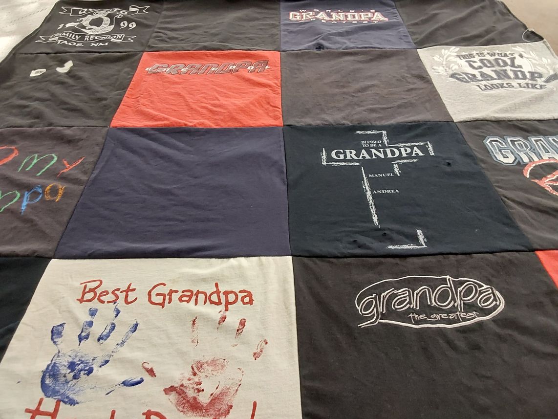 T-shirt quilt with family, grandparents themes by Bonavita from NM