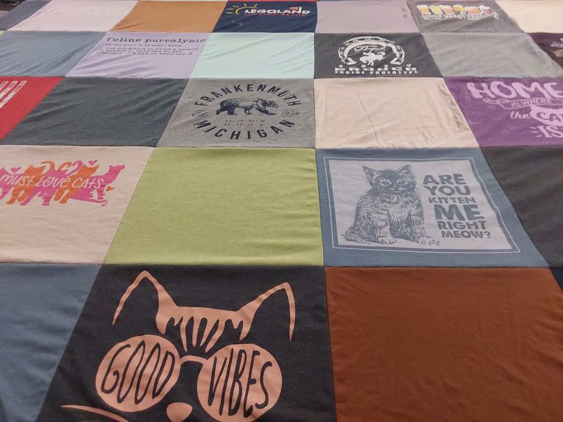 T-shirt quilt with cats themes by Rebecca from MI