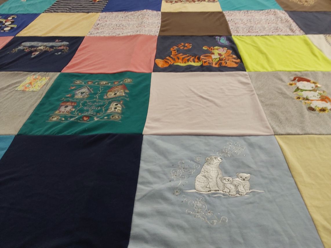 T-shirt quilt with animals, cartoons themes by Tom from MS