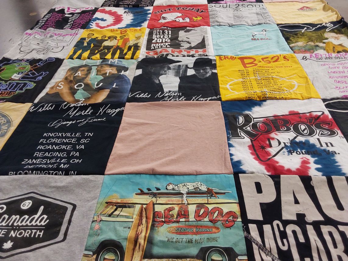 T-shirt quilt with music, concerts themes by Isabelle from TN