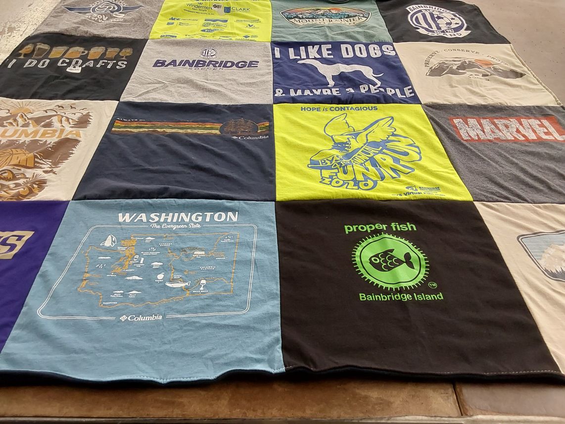 T-shirt quilt with dogs, crafts themes by Kristin from WA