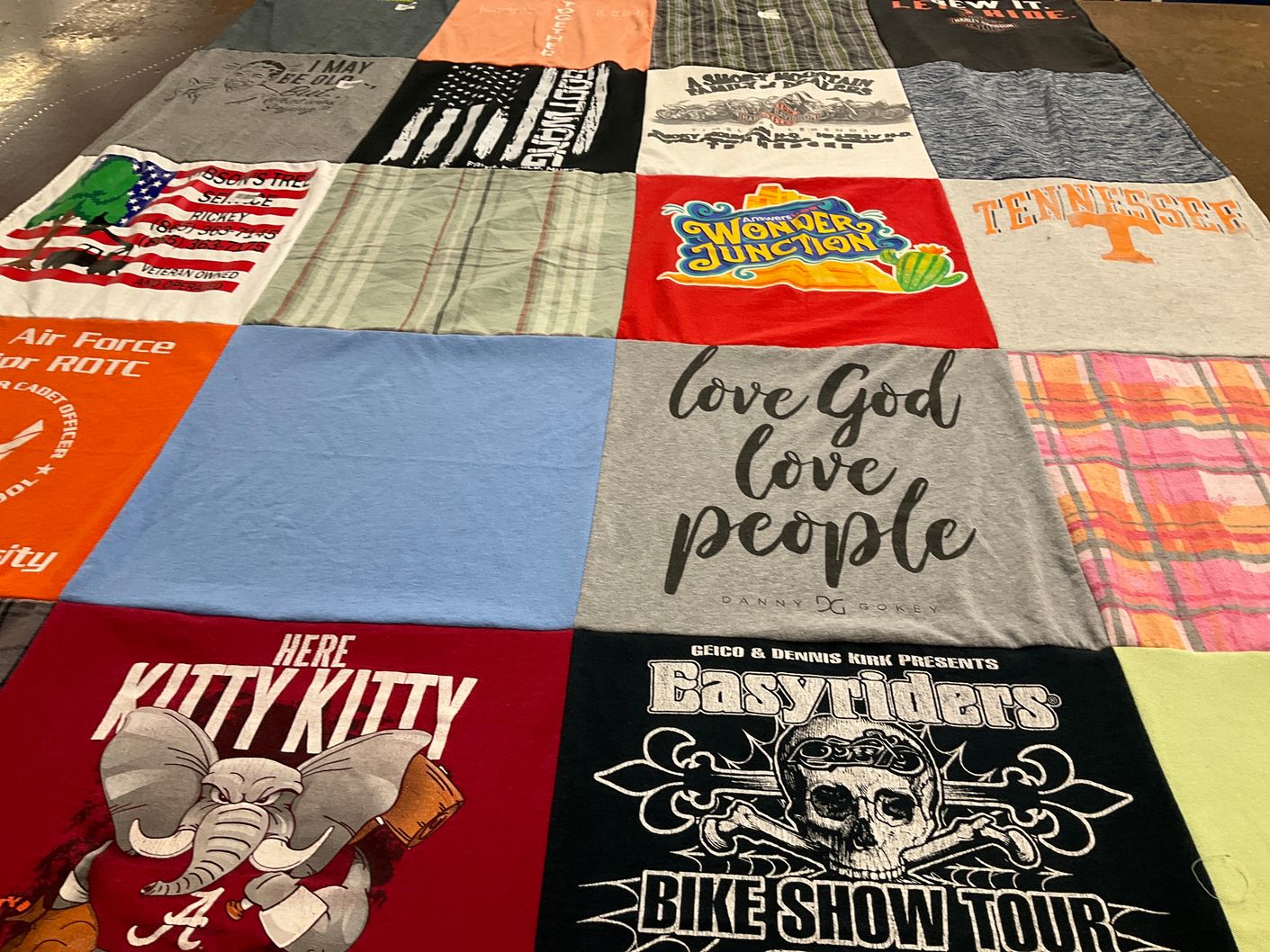T-shirt quilt featuring university of alabama football, tennessee volunteers by Ray and Lisa from TN