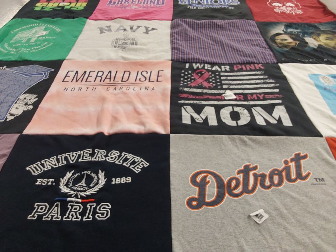 T-shirt quilt from universite paris by Laura from MI