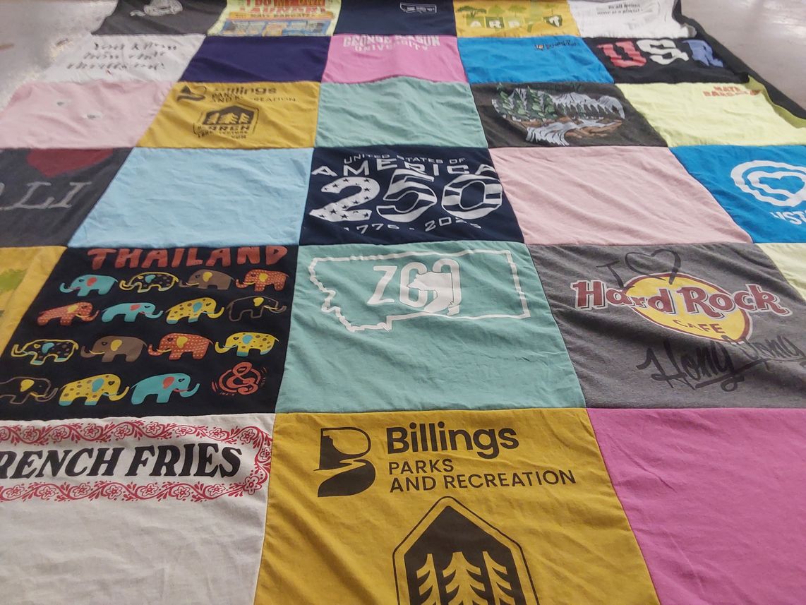 T-shirt quilt with travel, food themes by Xiaoyi from MT