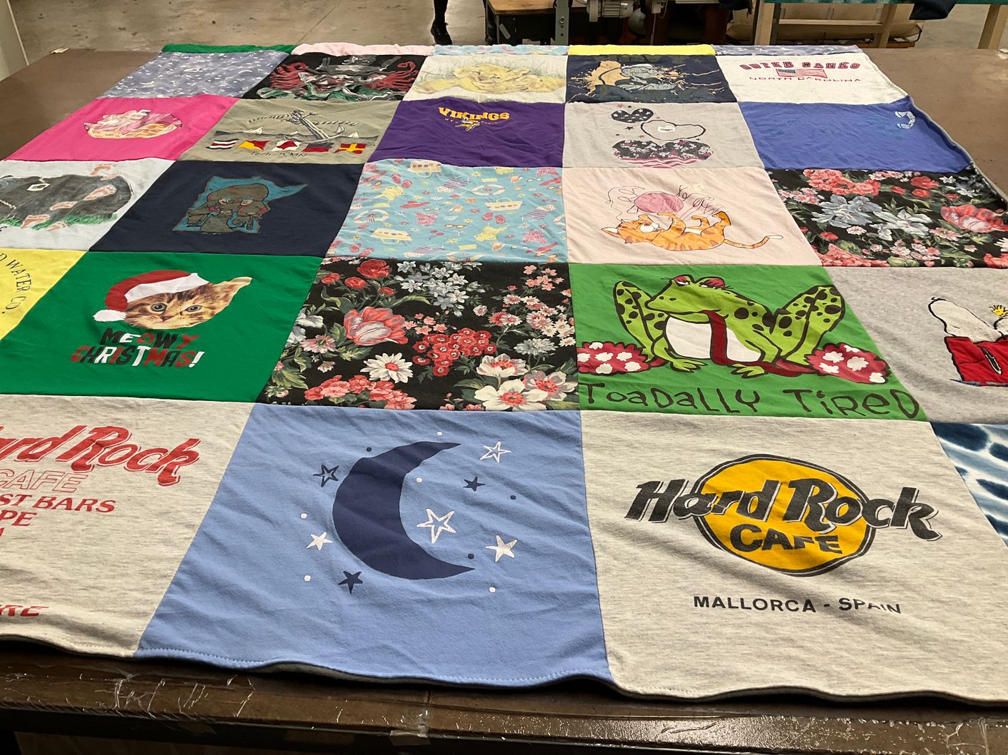 T-shirt quilt with cats, christmas themes by Michael from VA