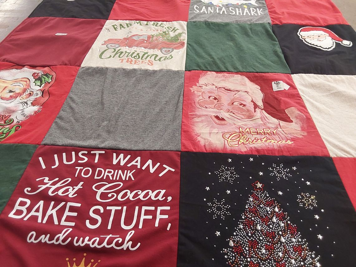 T-shirt quilt with christmas themes by Lisa from CA